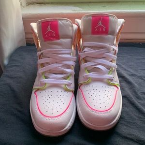 Nike Air Jordan 1 Mid SE GS 'Edge Glow'